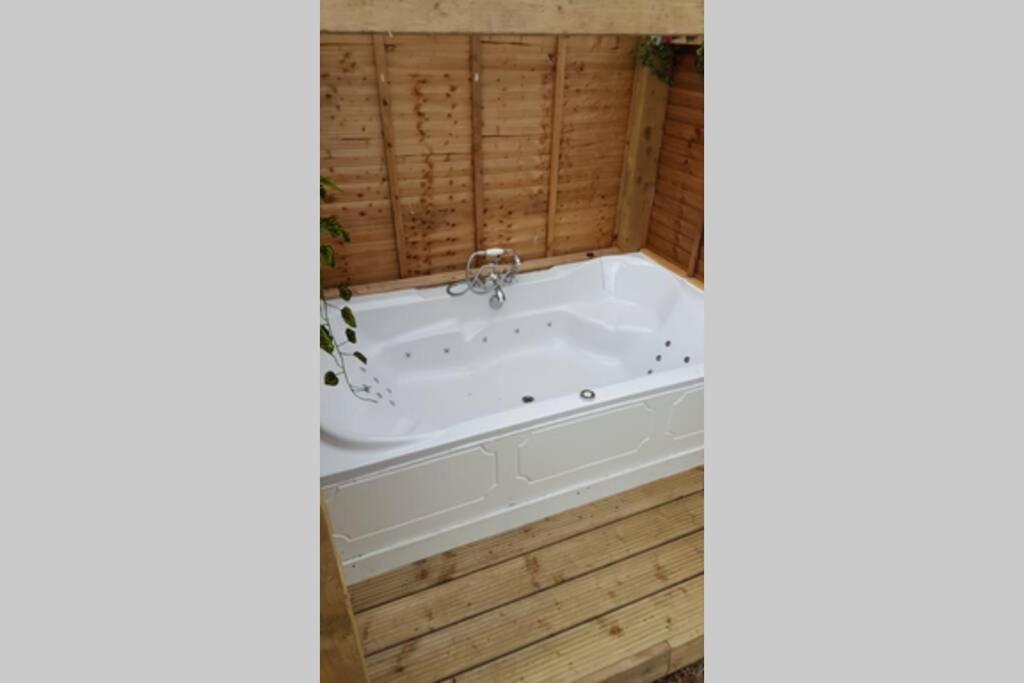 Lazy Lodge Glamping Pod With Hot Tub Port Laoise Exterior photo